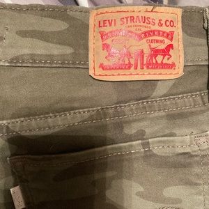 Says size 27 but fits like a 26 Length 25  Camouflage Levi 711 Skinny pants